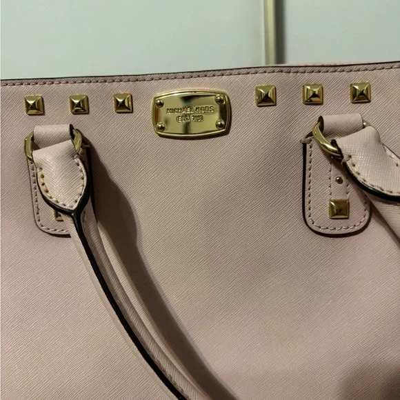 Beautiful light pink leather, Michael Kors tote bag🌸👜🌸 is in great condition.